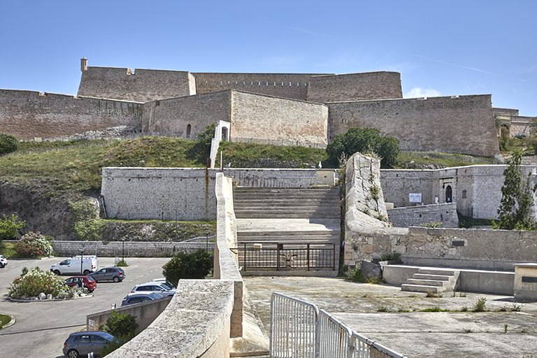 Fort St Nicolas : vue d'ensemble du front Nord du Haut Fort.