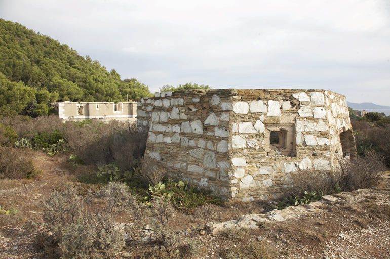 Edifice octogonal défensif du radar de 1940 et tour réduit type 1846.