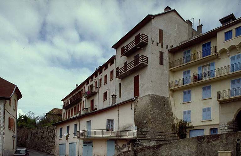 Base de la tour près de la Porte de Provence.