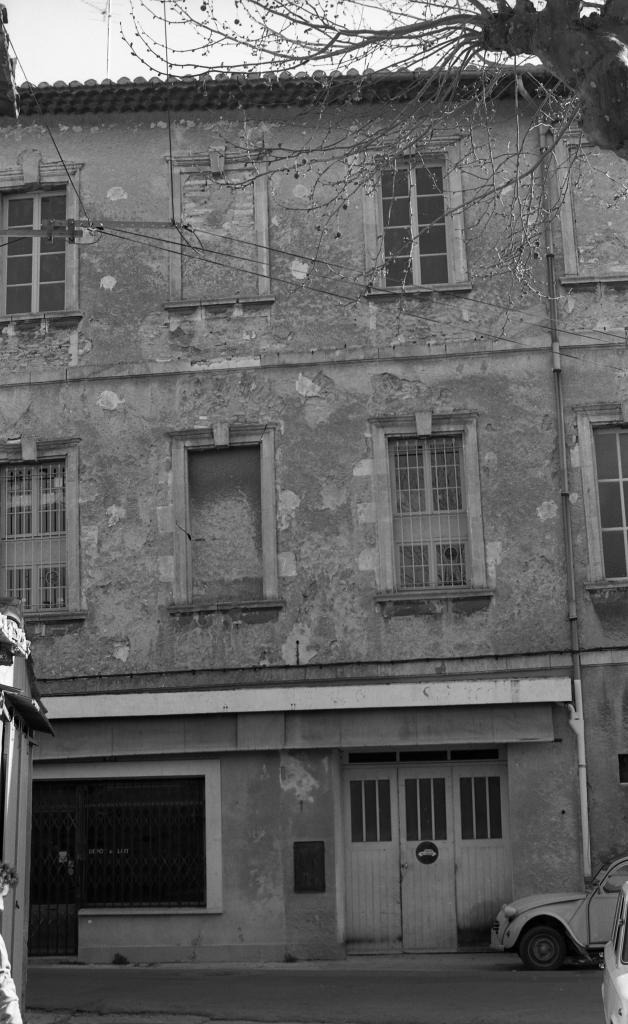 Façade nord sur rue du corps de bâtiment est, vue partielle avant restauration, vers 1979.
