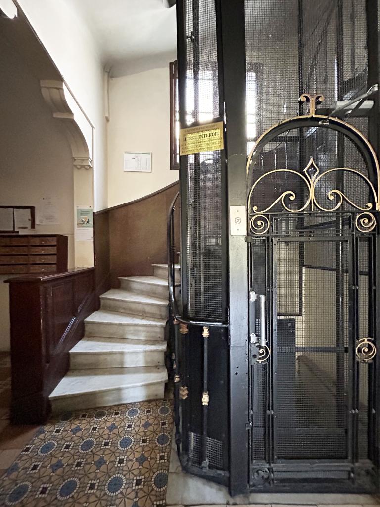 maison de villégiature (villa balnéaire), dite Villa Poulain, puis Le campanile, puis Villa Turquoise, puis hôtel de voyageurs dit des orangers, actuellement immeuble dit Palais les orangers