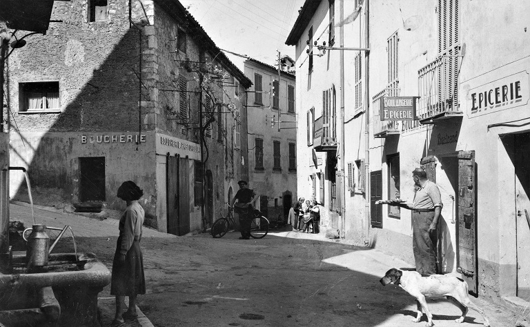 [La Gaude. Place centrale.] 