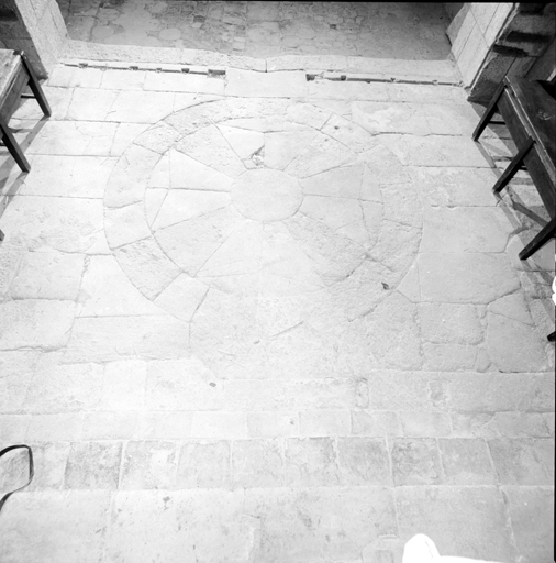 Chapelle, dallage du choeur.