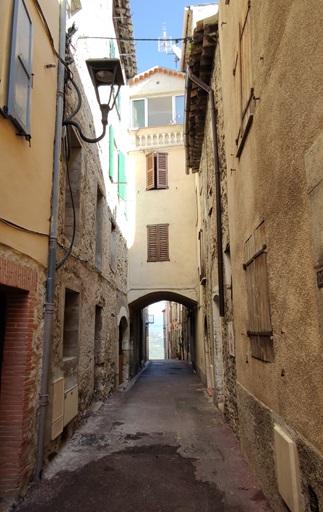 Rue de la Place, passage couvert d'une maison (1833 B 175, 2025 B 209). Vue d'ensemble prise du sud.
