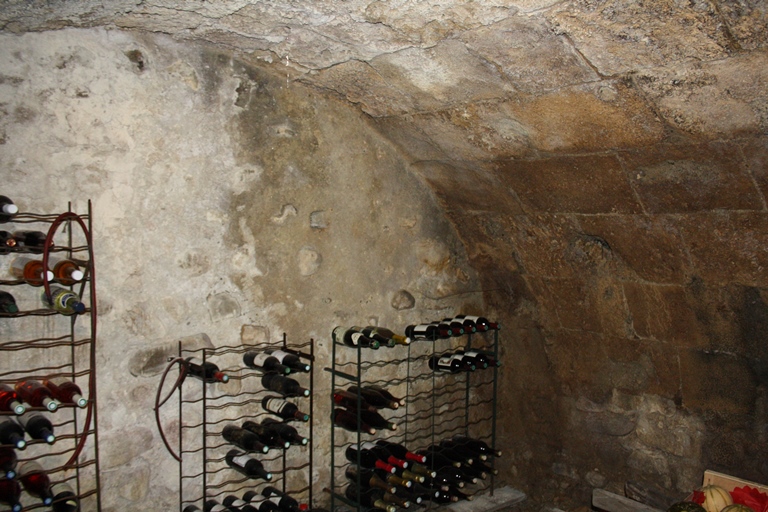 Etage de soubassement : vue du cellier et de sa voûte en plein-cintre (tuf en pierre de taille), état 2011.