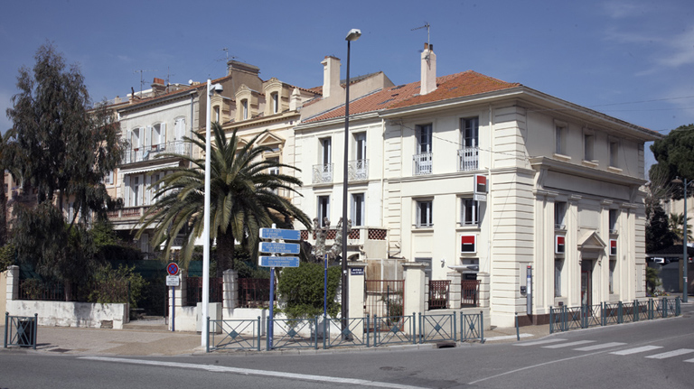 Façades sur jardin des villas de l'avenue Charles-de-Gaulle.