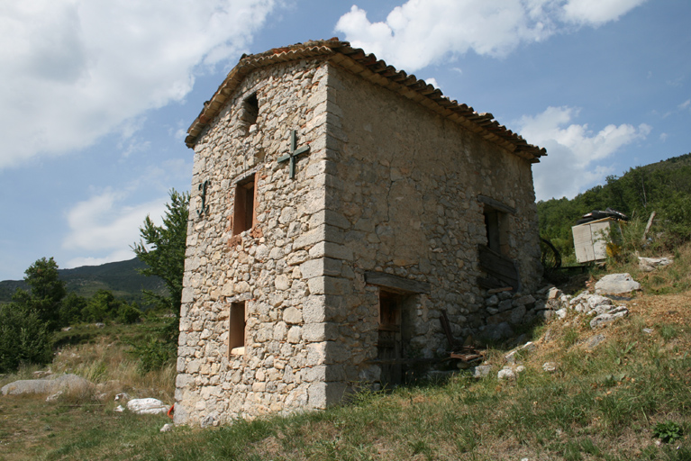 entrepôts agricoles ; cabanes ; ensembles pastoraux ; bergeries