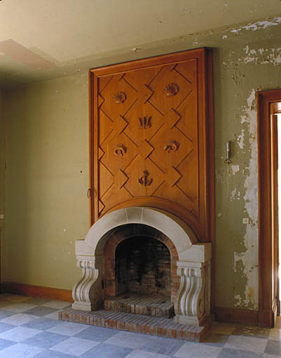 Rez-de-chaussée. Hall Ac. Côté ouest, cheminée.
