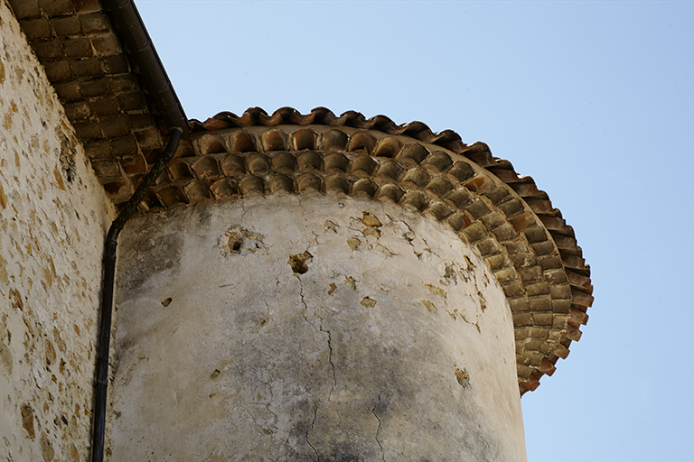 La Palud-sur-Verdon. Château. Détail du traitement de l'avant-toit à trois rangs de génoise filante, tour nord-ouest.