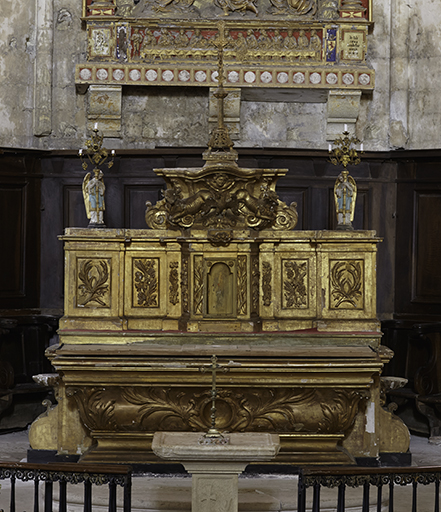 Ensemble du maître-autel : autel, gradin d'autel, deux degrés d'autel, tabernacle, thabor, gloire, dais, paire de statues d'anges céroféraires