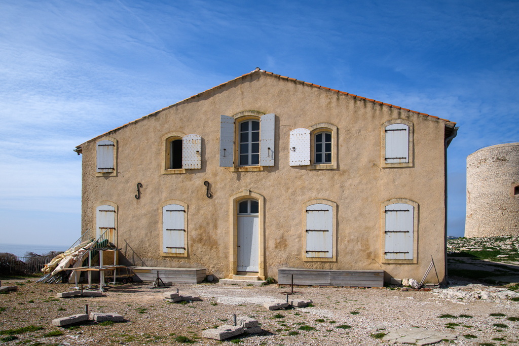 Bâtiments militaires, caserne principale (L) façade Est