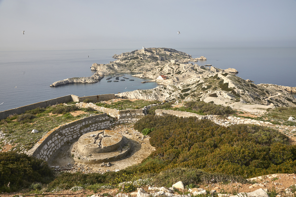 Batterie ouest du fort, intérieur de l'emplacement de tir n° 1, vue plongeante prise du dessus de la traverse-abri (j) Au fond, tour de Pomeguet et sémaphore