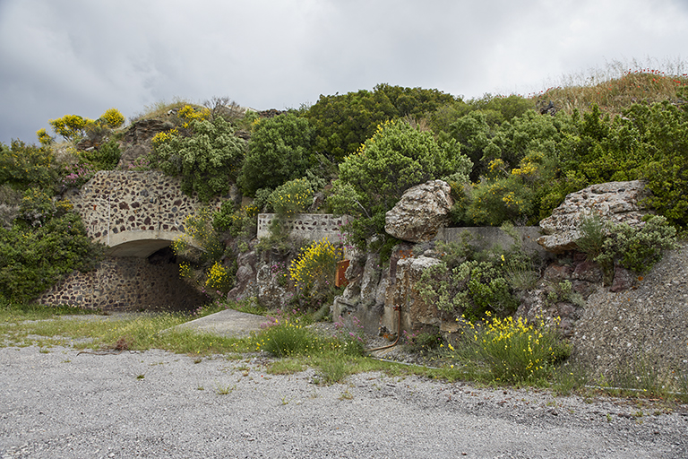 Issue supérieure de la galerie-rampe d'accès en caverne sur les "dessus" du fort