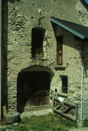 Devant la maison du meunier (parcelle 345), la meule à gruau qui porte la date 1711.