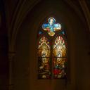 verrière hagiographique : Apparitions de la Vierge de Lourdes à Bernadette Soubirous appartenant à l'ensemble néo-gothique de la chapelle Notre-Dame-de-Lourdes