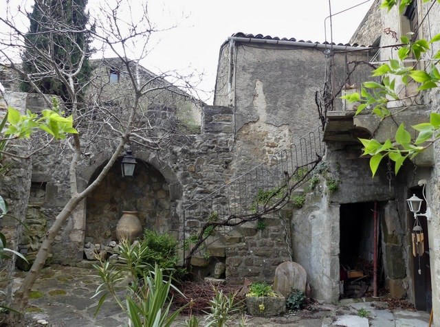 Cour. Mur ouest.