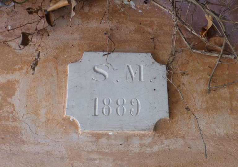 Elévation est, premier niveau. Détail de la date portée et des initiales gravés dans un cartouche.
