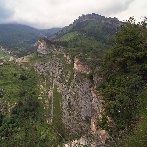 Ouvrage mixte n° 244, dit des Rochers de Servia, à l'arrière plan, rocher de Castel Tournou.