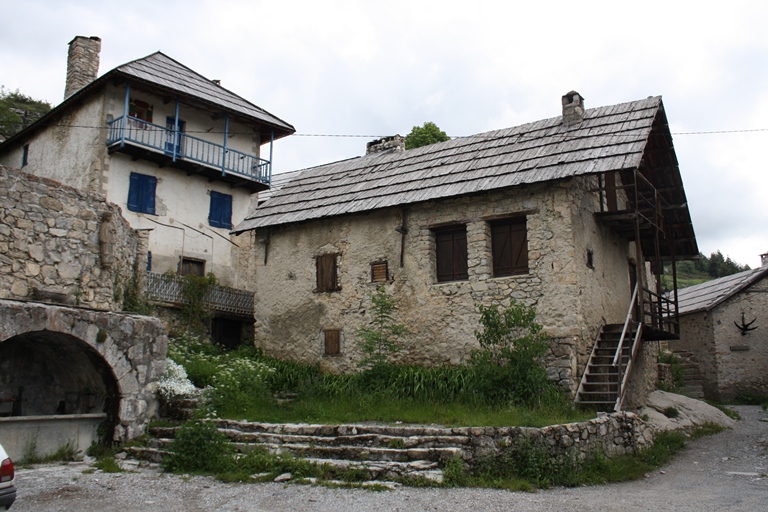 Maisons bordant la place de Peyresq. L'implantation dans l'écart témoigne d'un bâti relativement lâche.