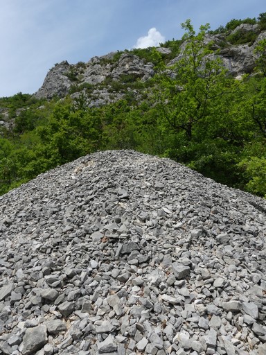 Grand pierrier marquant une limite de parcelle, au quartier des Daumas.