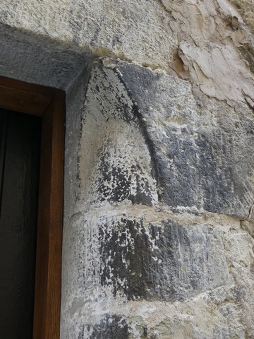 Elévation ouest, premier niveau. Porte du logis, détail de l'encadrement.