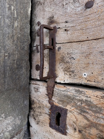 Détail de la poignée d'une porte, entrepôt agricole au bourg.