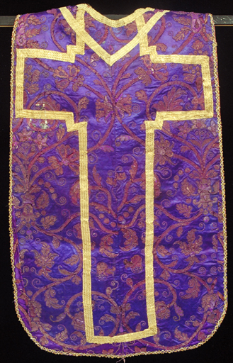 Chasuble et voile de calice (ornement violet). Vue générale du dos.