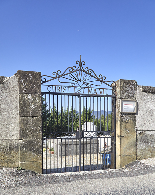 Vue du portail d'entrée protestant de la partie ancienne du cimetière.