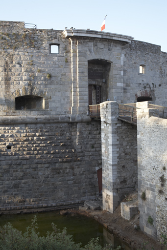 Détail de la porte, des parements d'enveloppe, du fossé et du pont d'accès de la tour .