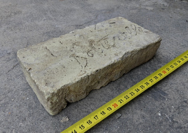 brique pleine gravée n° 2