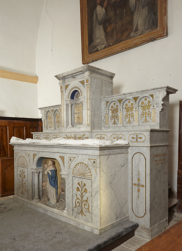 Ensemble du maître-autel : autel, devant d'autel, deux gradins d'autel, tabernacle