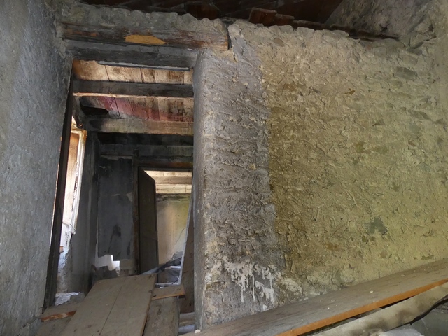 Etage, cage d'escalier. Mur sud, porte donnant dans la partie orientale.