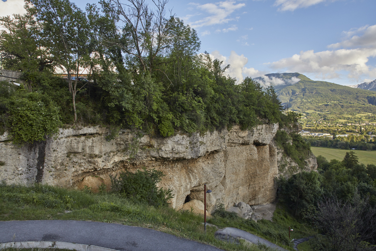 Front Ouest de l'enceinte, escarpement naturel en falaise de la partie sud, proche de l'angle sud-ouest dominant la vallée de la Durance