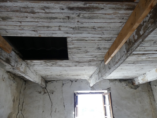 Rez-de-chaussée surélevé, logis. Couvrement en plancher sur solives et trappe d'accès au séchoir sous le rampant du toit.