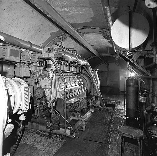 Centrale électrique. Vue d'ensemble avant gauche d'un groupe électrogène SMIM 6 SR 19.