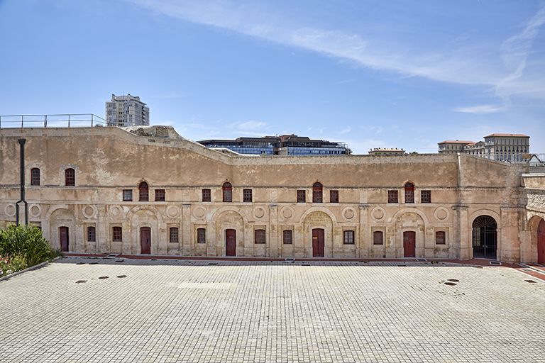 Fort Ganteaume : façade de l'aile Est des casemates à serliennes donnant sur la Place d'armes.