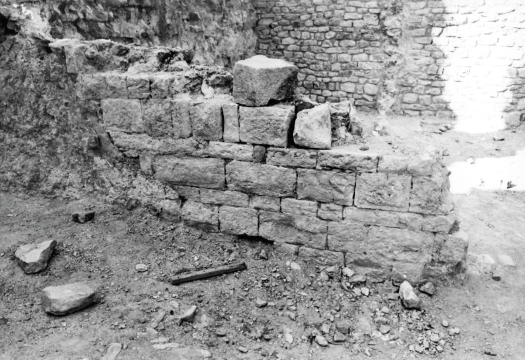 [Château de Bargème pendant les travaux de restauration, parement extérieur du mur sud du corps de bâtiment oriental], [vers 1967].