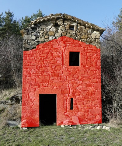 Pignon sud. En rouge, le premier état du bâtiment.