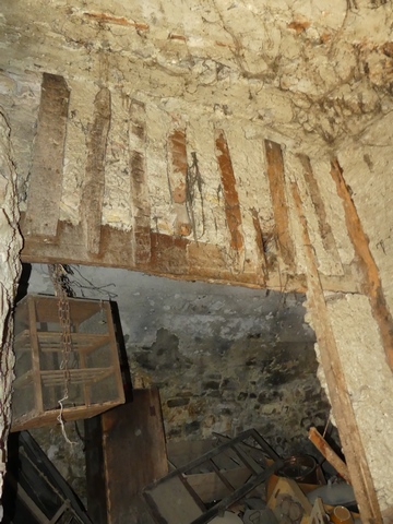 Etage de soubassement, cellier sud. Cloison ouest, en pans de bois.