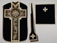 Ornement noir : chape, chasuble, étole, voile de calice