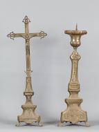 Garniture d'autel comprenant une croix d'autel et six chandeliers d'autel.
