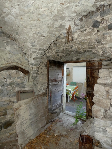 Etage de soubassement, étable-cellier. Angle sud-est.