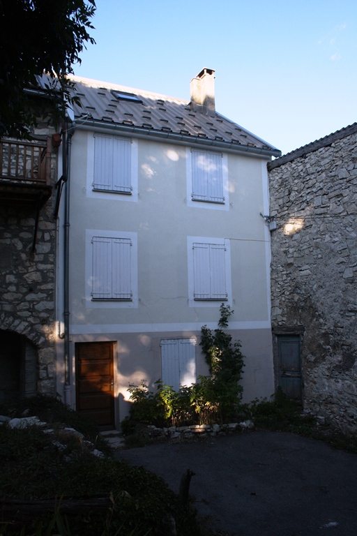 L'ancien presbyère, école et maison commune du village (parcelle I 060 15) désormais maison privée.
