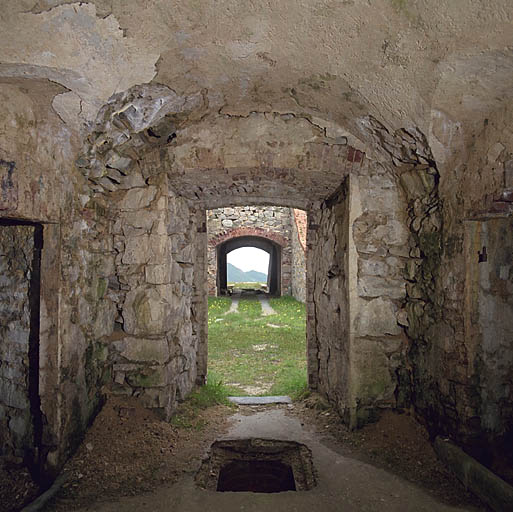 Vue d'axe nord de la travée centrale du magasin du parados, au fond, le débouché d'entrée du fort.
