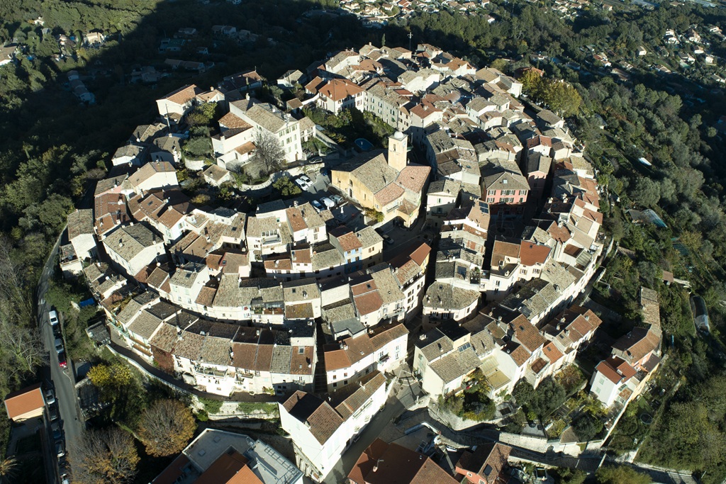 Gattières, vue aérienne oblique prise du sud-ouest.