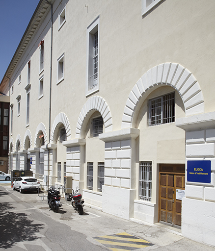 Façade sur cour (sud/sud-ouest), arcades du rez-de-chaussée et fenêtres d'étage, vues du sud-est.