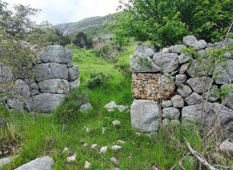 Bergerie de Saint-Bernard (2023 G 84-85). Encadrement en blocs de pierre calcaire équarris.