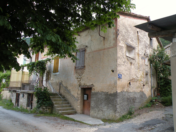 Bontès. Ferme à noyau en maison-bloc et escalier extérieur.