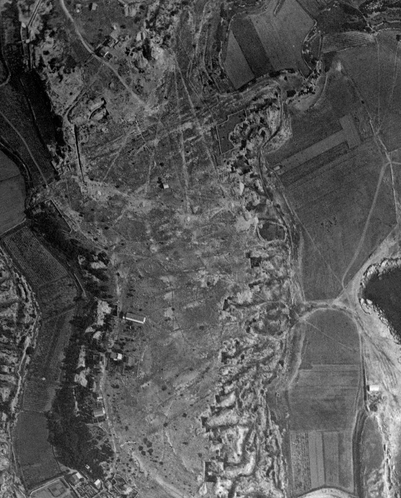 [Vue aérienne verticale de la commune de Martigues, anse de la Couronne vieille et Cap Couronne], 1935. Détail : la batterie de la Couronne.
