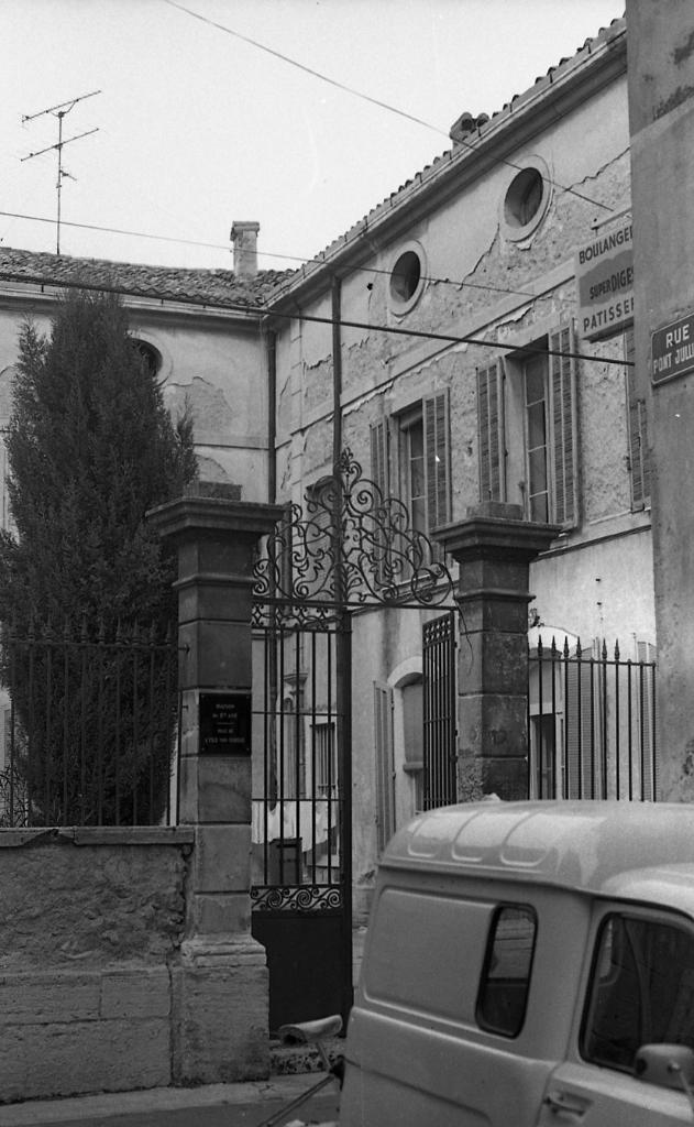 Maison puis orphelinat puis immeuble puis résidence Les cyprès